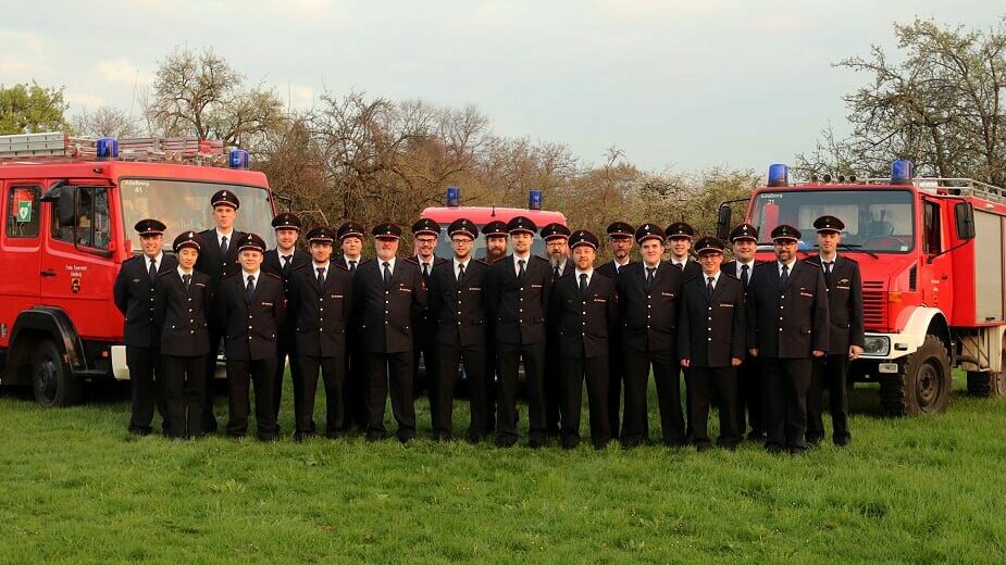 Feuerwehrmannschaftsfoto vor dem Feuerwehrauto