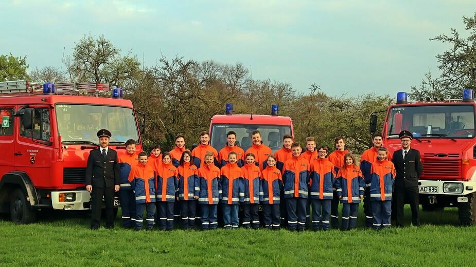 Mannschaftsfoto der Jugendfeuerwehr vor dem Feuerwehrauto